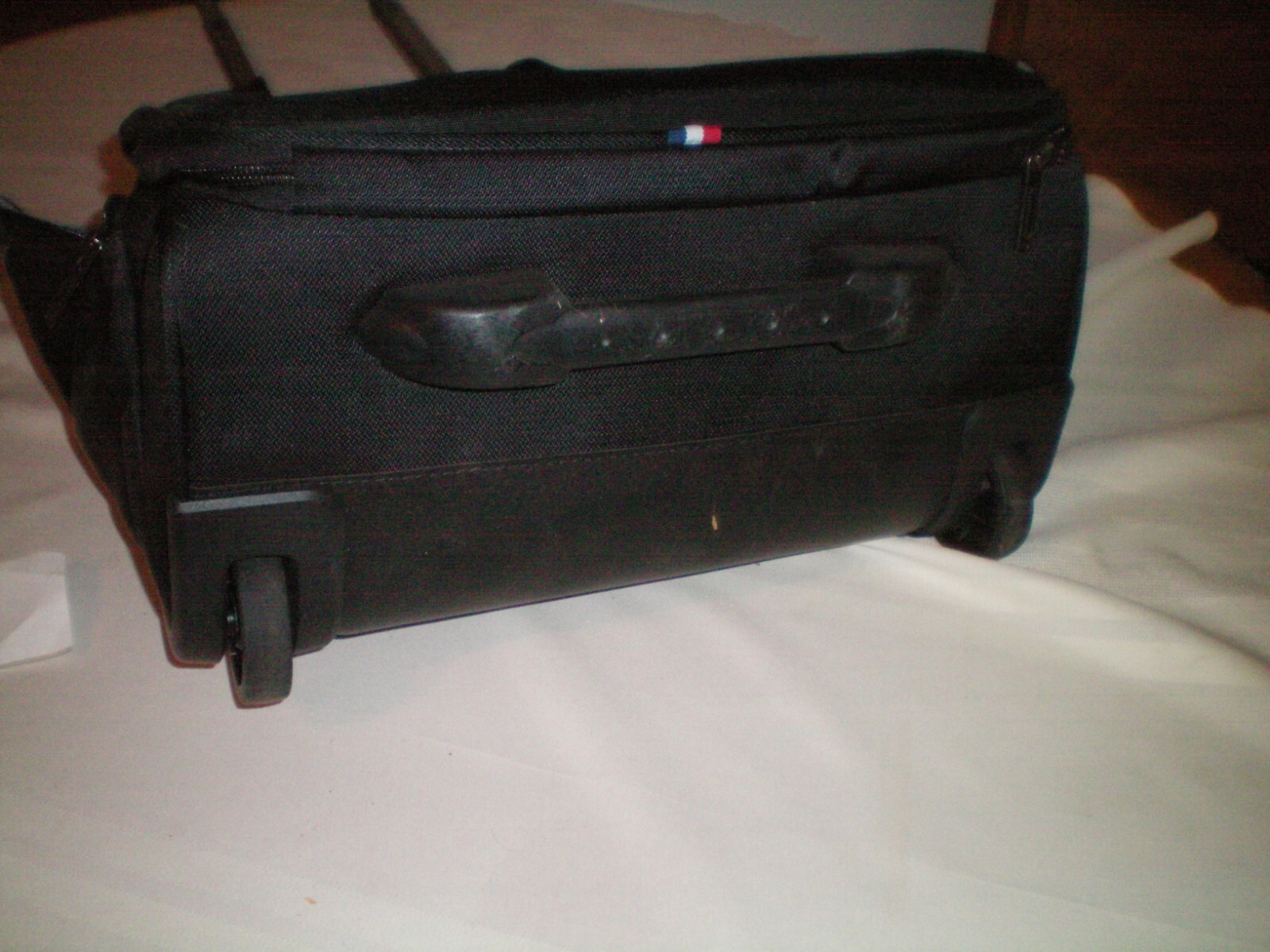 PULL BEHIND DELSEY SUITCASE ON WHEELS LOT OF COMPARTMENTS LUGGAGE