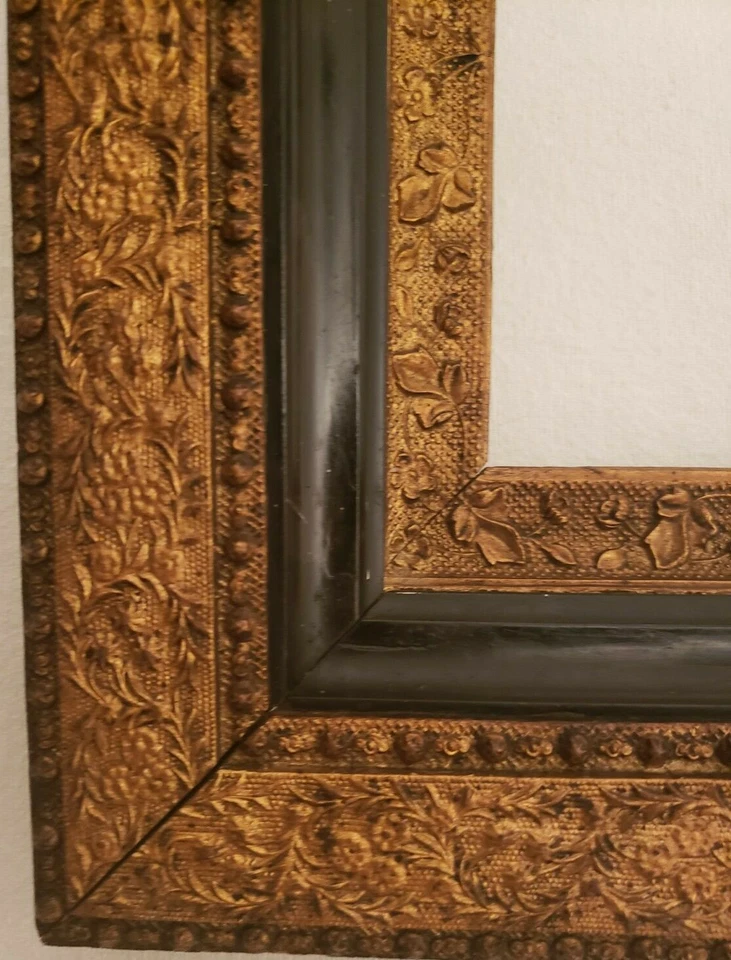 Antiguo marco de madera de yeso dorado con acento negro calidad de museo 9,75X7,75 inc Foto 3 de 4