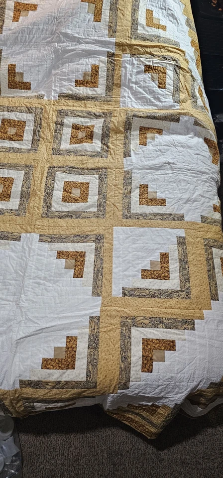Traditional yellow, gold, brown an white log cabin quilt. Comes W/ 1970''s vibe Foto 3 de 4