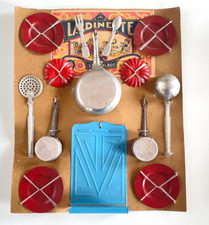 DINETTE BATTERIE DE CUISINE ANCIENNE SUR CARTON CHROMO "LA DINETTE DE POULBOT "