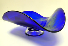 VINTAGE TRICIA ALLEN SIGNED AUSTRALIAN ART GLASS COLBALT BOWL TAZZA WAVE BLUE