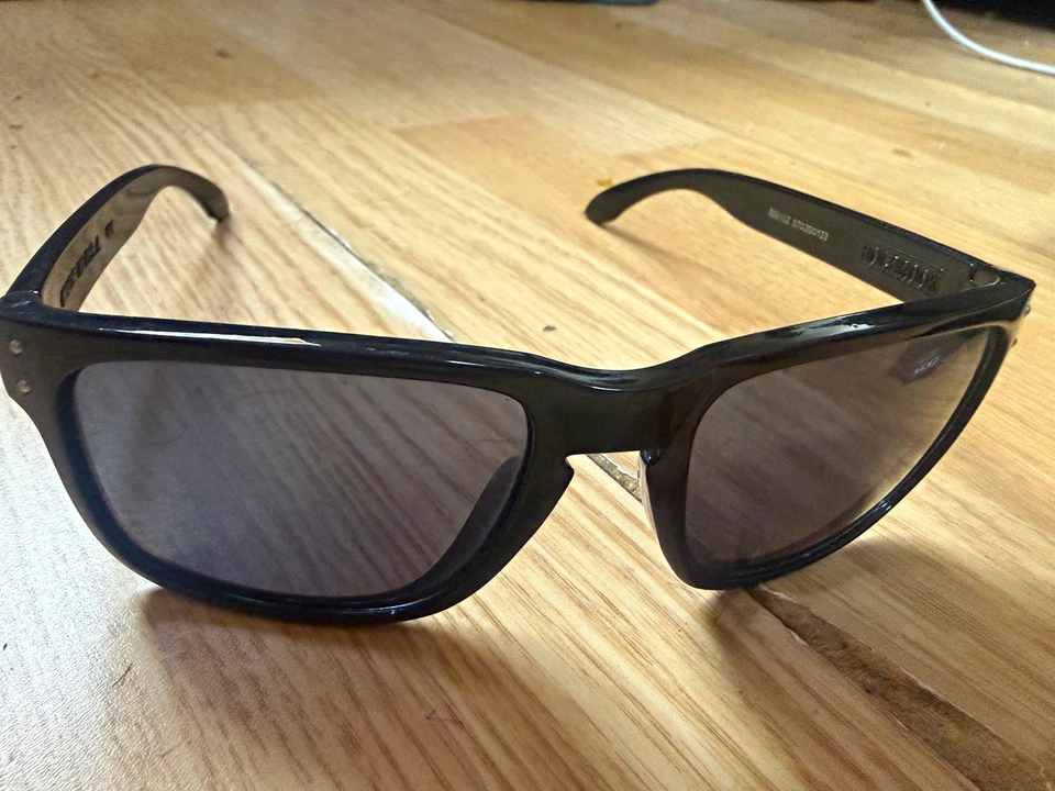 Oakley Holbrook OO9102 Men's Rectangle Mirrored Sunglasses Black/Gold, photo 1 of 4