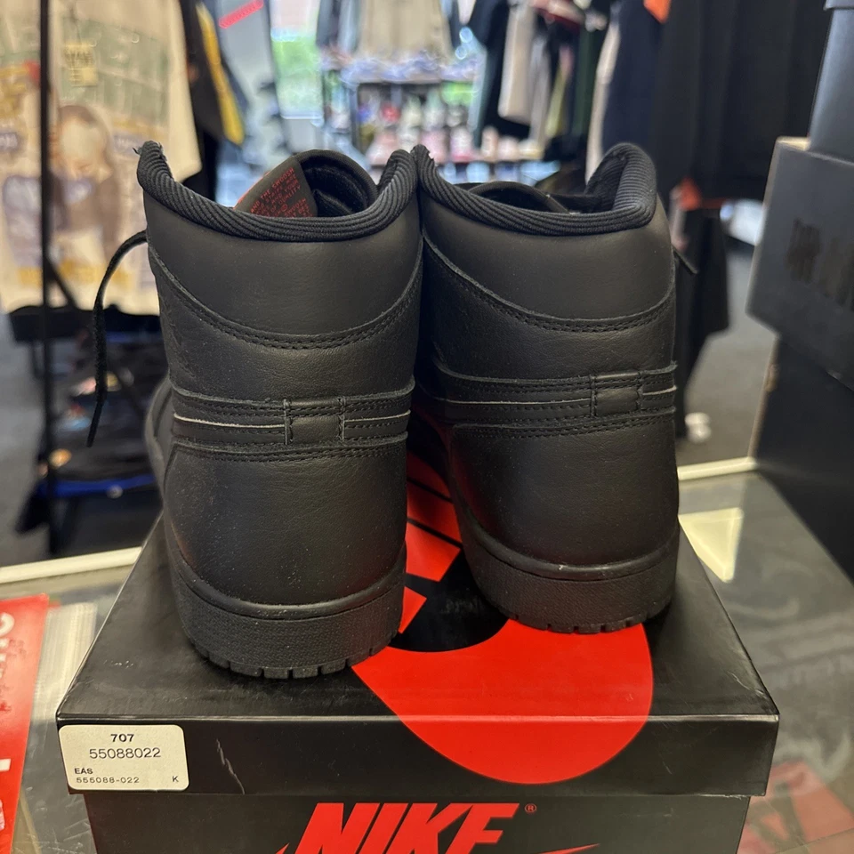 Talla 9 - Air Jordan 1 Retro OG High Triple Black 2017 Foto 3 de 4