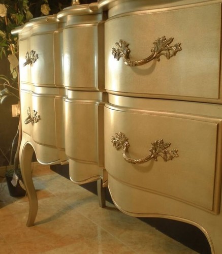 Cómoda de estilo clásico con grandes cajones y acabada en plata. - Imagen 2 de 3