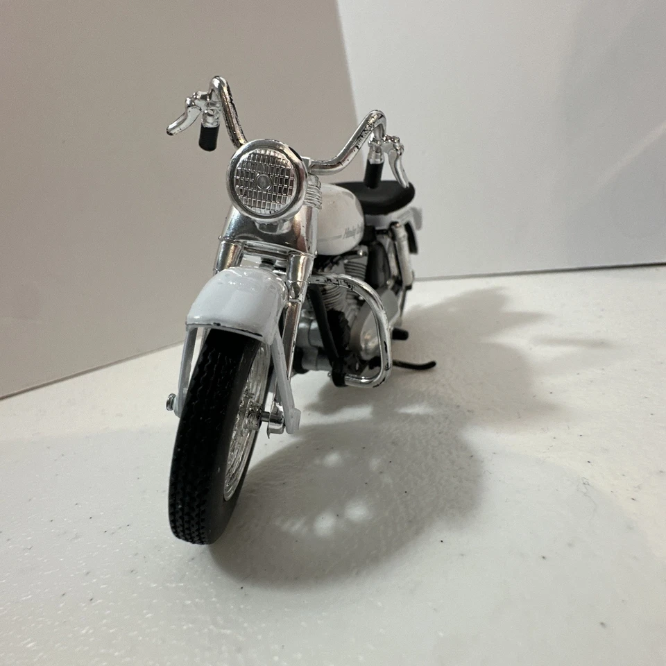 Harley Davidson Maisto modelo K 1952 blanca (37) escala 1:18 Foto 4 de 4