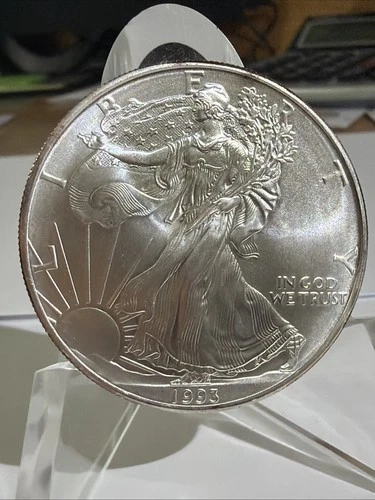 1993 AMERICAN SILVER EAGLE 1 Oz .999 Fine Silver! Comes withPlastic holder!