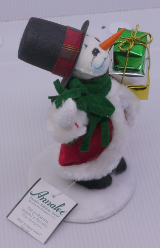 ANNALEE DOLL, CHRISTMAS SNOWMAN WITH PRESENTS, NEW WITH TAG - Picture 3 of 5
