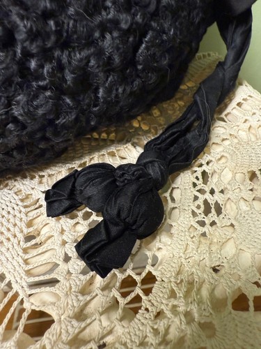 Antique 1920's Curly black lambs wool hand Muff Warmer - Picture 7 of 14