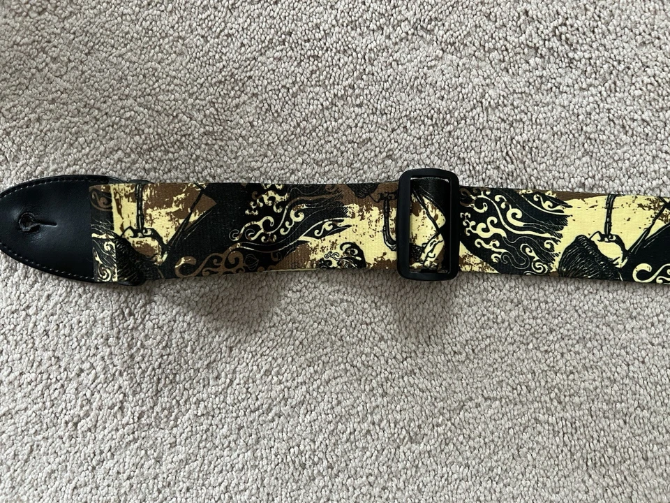 Correa de guitarra Stagg de nailon amarillo lacado 32,3-55,5 pulgadas de largo 2 pulgadas de ancho Foto 2 de 3