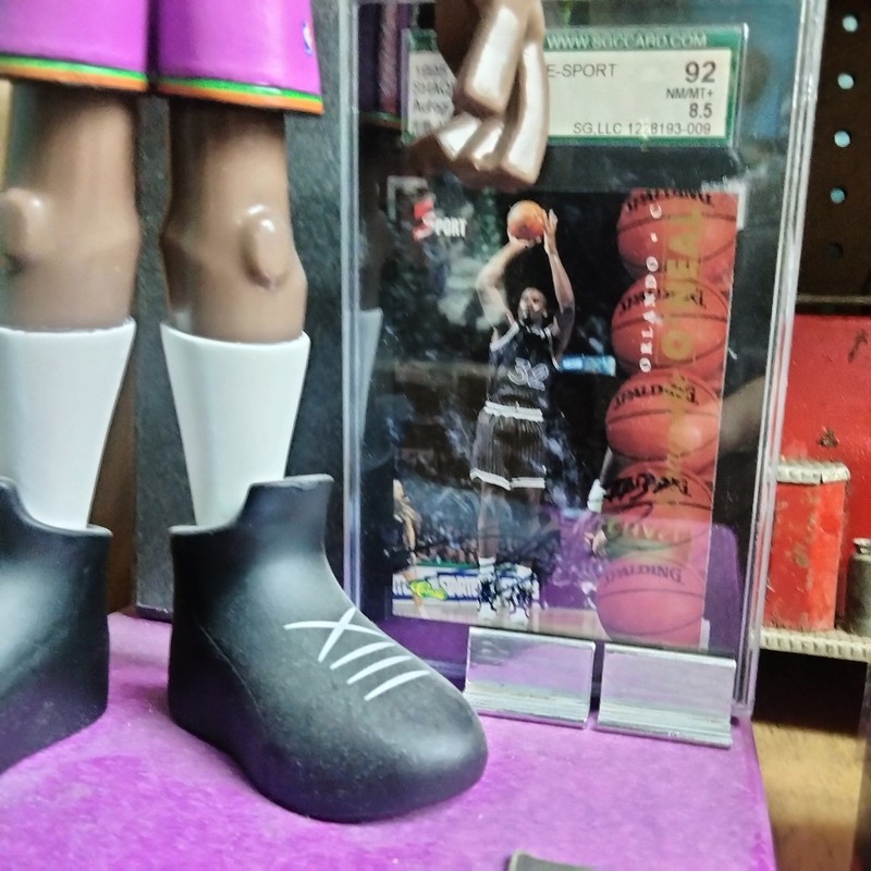 funko chase shaquille o'neal figure with actual graed autographh ,wow.