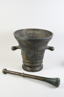H83G32 Großer Bronze Mörser mit Pistill teils reliefiert 17.Jh