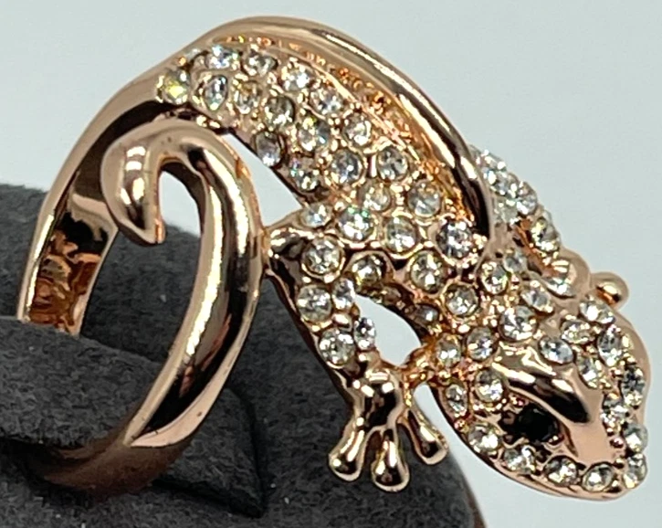 Anillo Lagarto Oro Rosa 18K Cubierto con Cristales Transparentes. Ojos de espinela negra. Talla 6 Foto 3 de 4