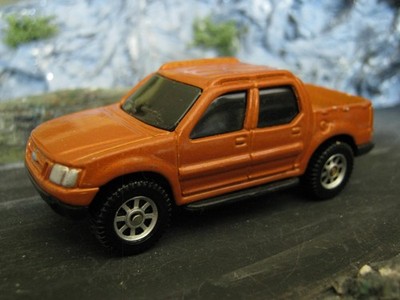 Maisto Ford Explorer Sport Trac in orange Maßstab 1:64 2000