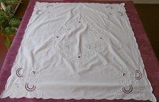 Nappe festonnée avec jolies broderies et jours