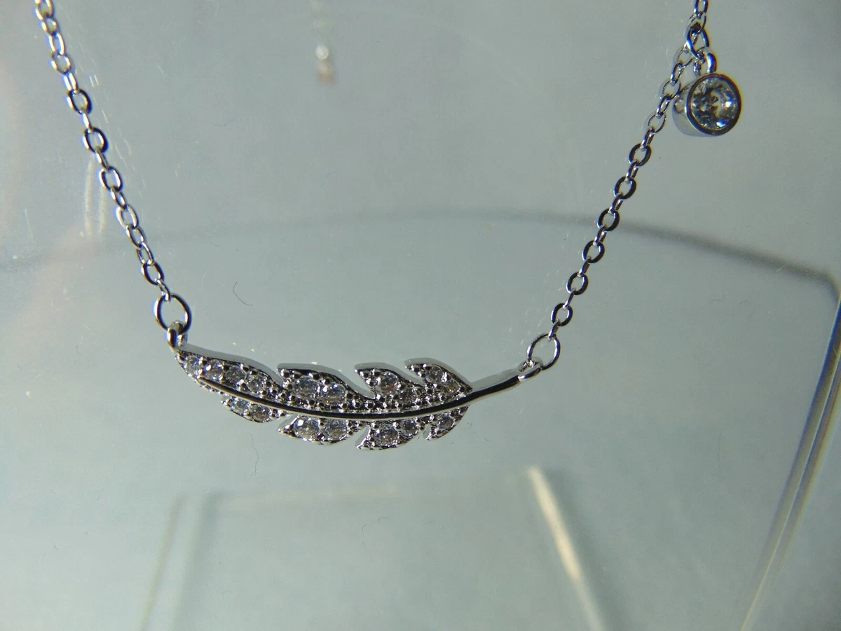 Orecchini a cerchio piuma in argento rodiato 925