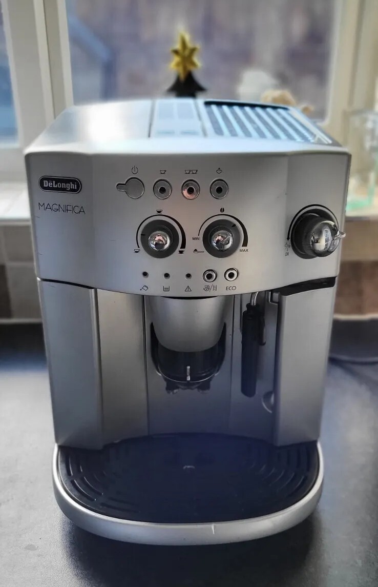 DeLonghi Magnifica ESAM 4200 Bean To Cup Coffee Machine Coffee