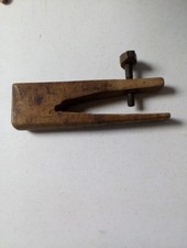 Vecchio morsetto da lavoro per strumenti da scrivania antico in legno primitivo