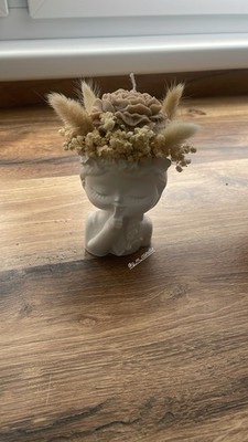 Keramikvase mit  Wachsblume im Inneren, vollständig von Hand gefertigt.