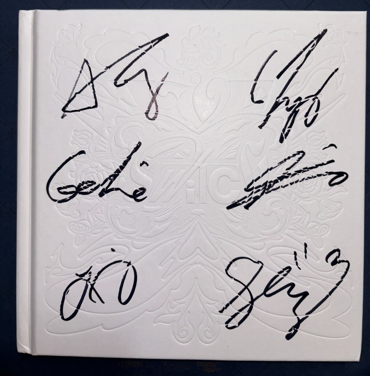その他 Autographs: A Reference and Price Guide for Sports and Celebrity Autographs IVE [IVE SWITCH] All Members Autographed Signed Album | eBay