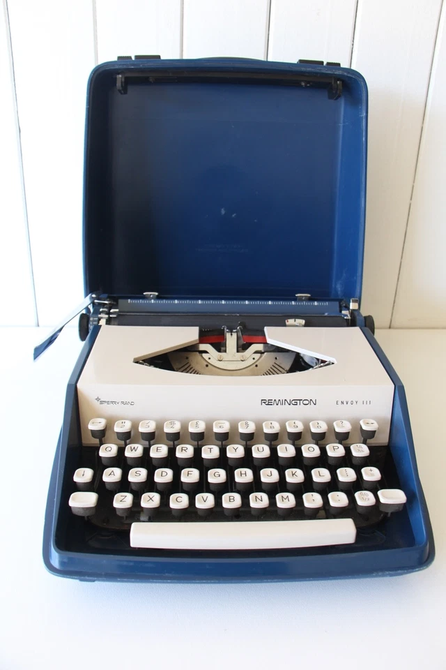 Typewriter - REMINGTON ENVOY III ***** Blue ***** Full working order ***** - Image 4 of 4