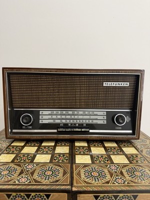 Vintage Telefunken JUBILATE 205 - Solid State FM-AM-SW Wood Table Radio /working