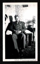 WW2 ERA HANDSOME TIRED SOLDIER DRESS UNIFORM LIVING ROOM OLD/VINTAGE PHOTO- E273