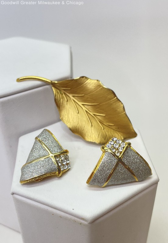 Vintage Rhinestone Gold Tone Brooch & Clip On Earrings 19.4g
