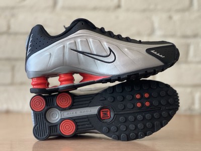 Nike Shox R4 シルバー/ブラック/レッド スニーカー 9/10発売｜Nike Shox R4 OG 