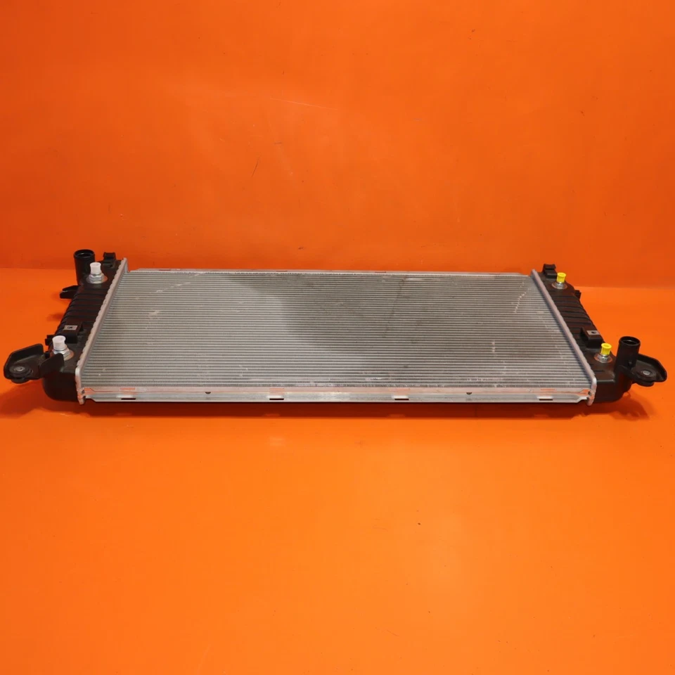 Radiador Chevrolet Tahoe Silverado1500 GMC Yukon 2014 2015 2016 84207654 OEM Foto 4 de 4