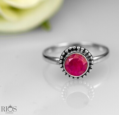 Schöner 925er Sterlingsilber Rubin Facettenschnitt roter Edelstein Ring Geschenkverpackung