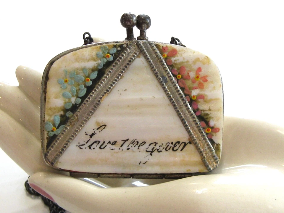 ADORABLE MONEDERO DE PRINCIPIOS DE 1900 CONCHA DE ALMEJA "LOVE THE GIVER" con FORGET ME NOT FLOWERS Foto 3 de 4