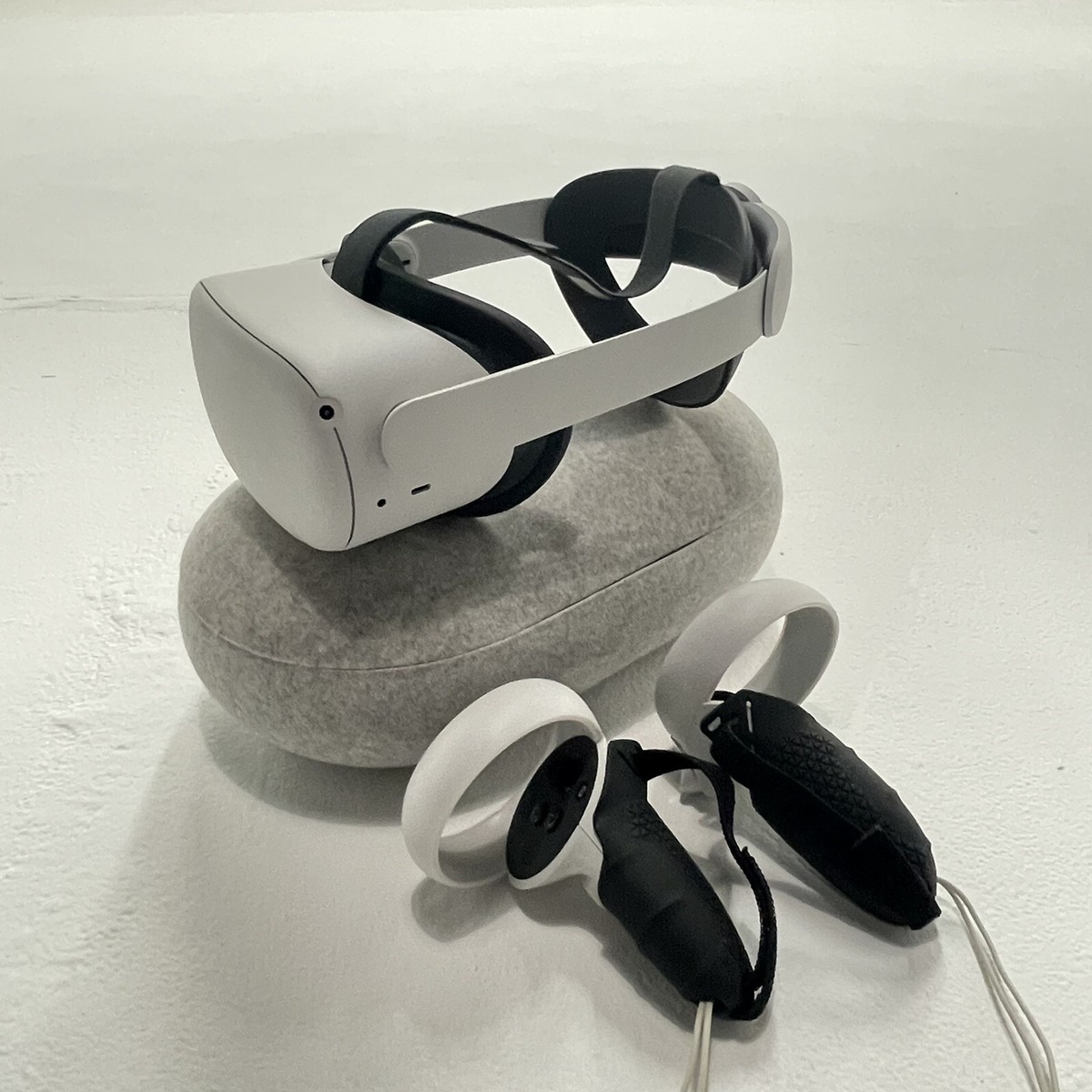 Oculus Quest 2 With Travel Case/Grips 128gb Works Great! | eBay