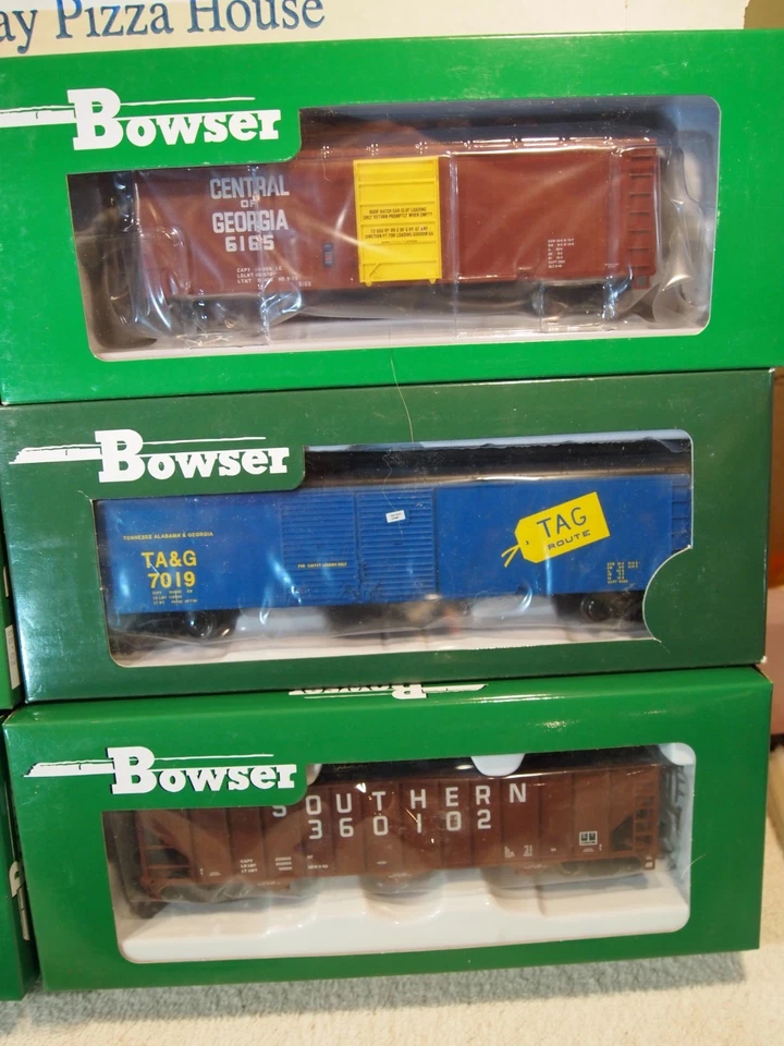 BOWSER  SOUTHERN RAILWAY COMPANY 2-100t  HOPPER, 3-40ft. + 1-50ft. BOX CARS  CN5 - Image 2 of 4