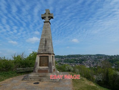 FOTO BILD TOR KRIEGSDENKMAL ETWAS OUTSIDE MATLOCK DERBYSHIRE MIT BLICK AUF DIE