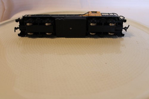 HO Scale AHM, Diesel Locomotive, Santa Fe, Blue & Yellow #2654 - Picture 5 of 5