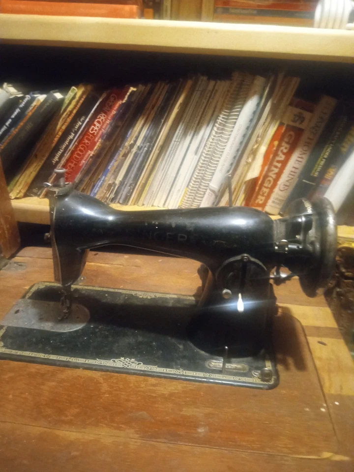 Antique  sewing machine Singer 31-15 1940s excellent condition  - Image 4 of 4