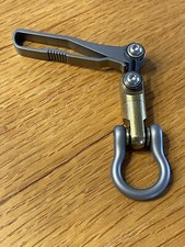 "Llavero con clip de hebilla de suspensión de titanio EDC con enlace de bicicleta anodizado azul Ti, 4,75"""