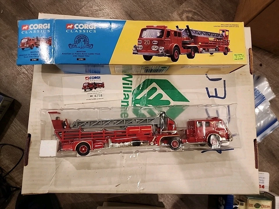 Corgi 51901 Boston American La France Fire Truck NIB. J9 - Image 2 of 4