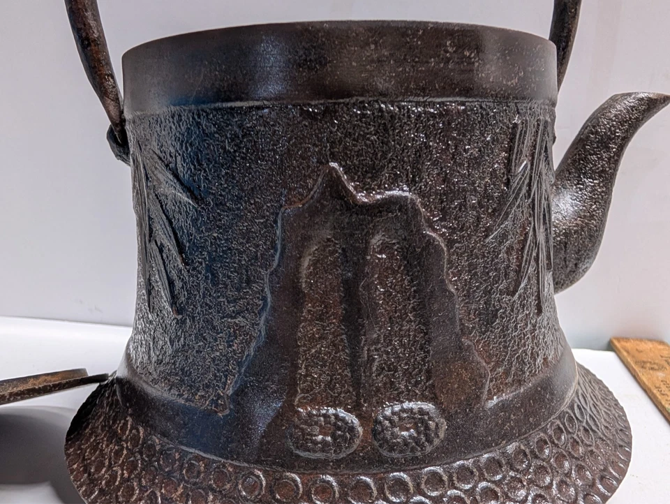 Tetera japonesa antigua de hierro fundido Foto 2 de 4