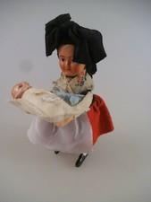 Schuco 931 Tanzfigur Schwarzwälderin mit Baby (4604)