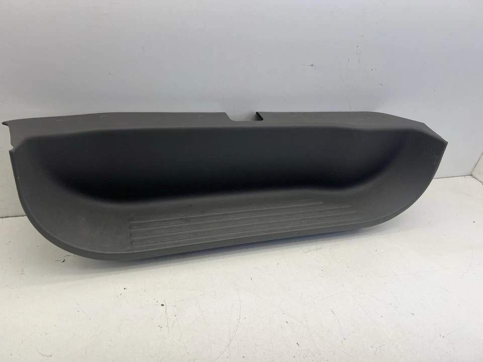 Nissan NV2500 2012-2019 panel de cubierta de escalón de puerta delantera derecha OEM. Foto 3 de 4