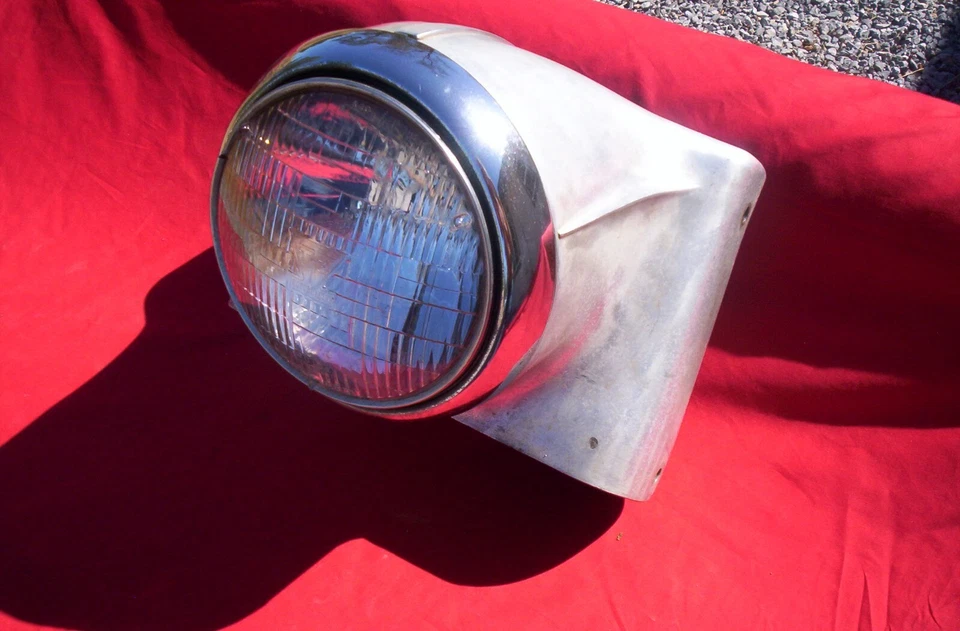 Nice looking headlight nacelle. Includes headlight. - Image 2 of 4