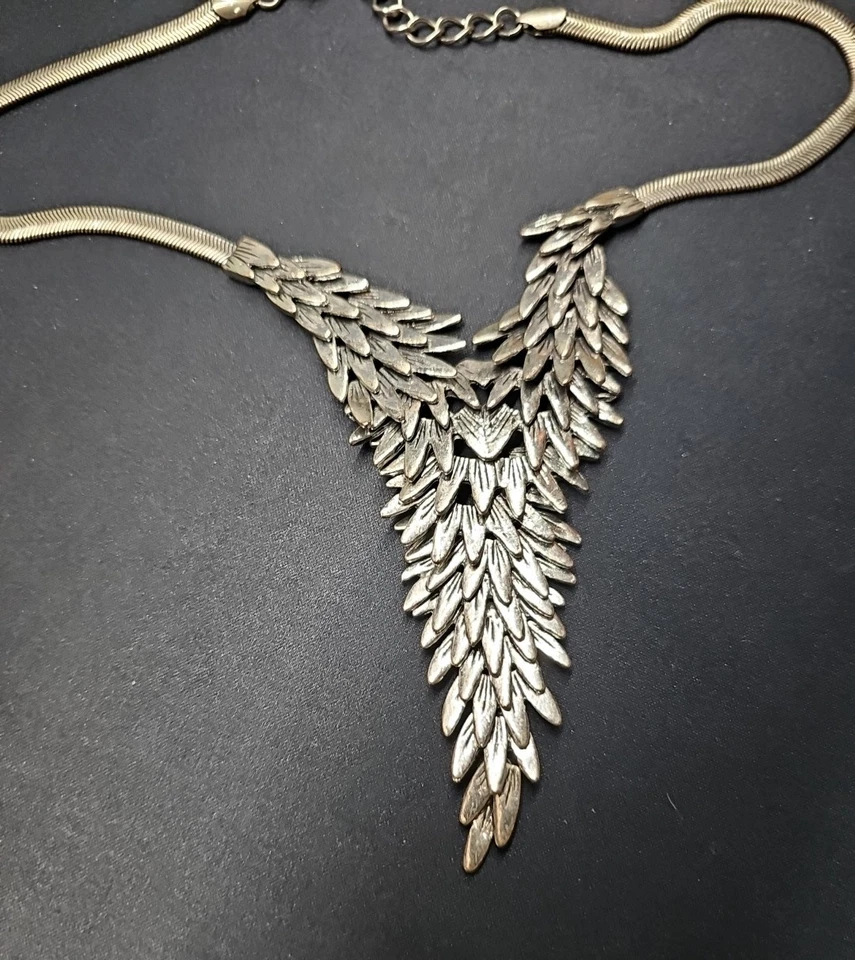Colar de declaração em tom de prata ousado em camadas de penas - Imagem 3 de 4