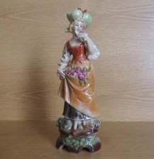 Statua porcellana porcellana colorata donna ragazza donna con cappello e fiori in costume