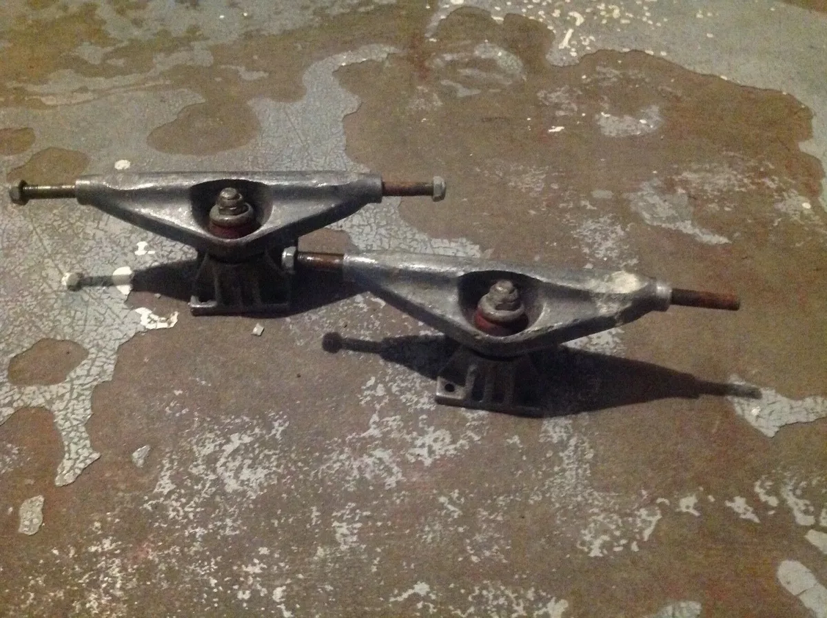 Vintage Tracker Aggro skateboard Trucks used