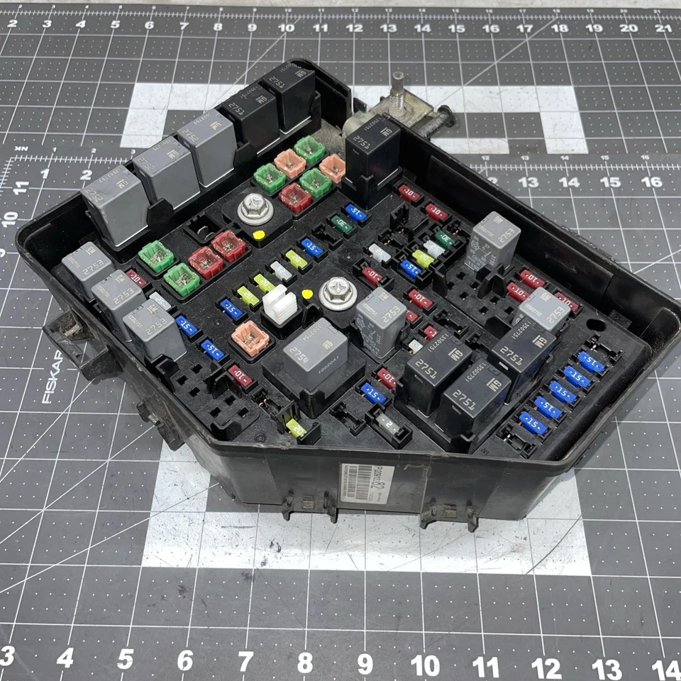 2011 Gmc Acadia Engine Fuse Box Relay Junction Block NO TOW PACKAGE OR HIDS - Image 2 of 4