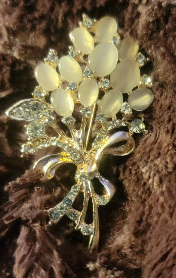 Broche o prendedor de bufanda floral de piedra de ojo de ópalo simulado de inspiración vintage Foto 4 de 4