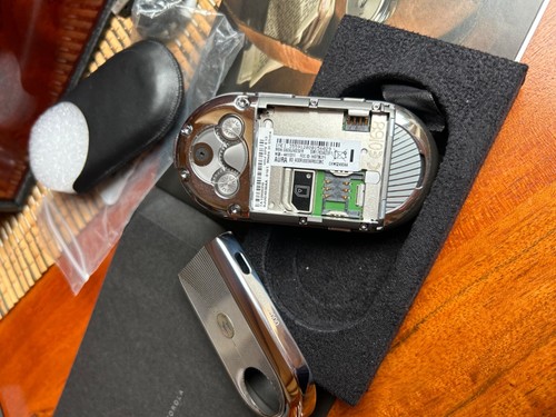 Motorola AURA R1 - Platinum Silver Limit 250/2000 (bez simlocka) Telefon komórkowy - Zdjęcie 4 z 12