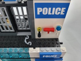 Lego City 7498 Police Station, minifigures, manuals, incomplete with 2 vehicles