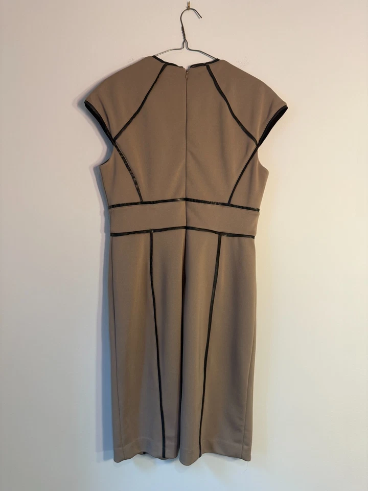 SEXY Cómodo Vestido Maggy London Bronceado Imitación Cuero Acentos Talla 12 Elástico Foto 2 de 4